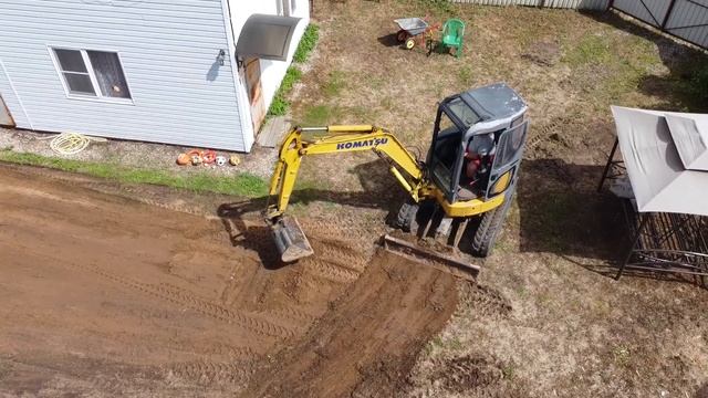 Трактор ровняет землю на даче смотреть онлайн