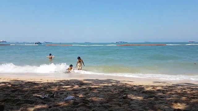 Паттайя. Отдохнуть бы на пляже, ан нет...)) Pattaya. Have a rest on the beach, but no ...)) смотреть онлайн