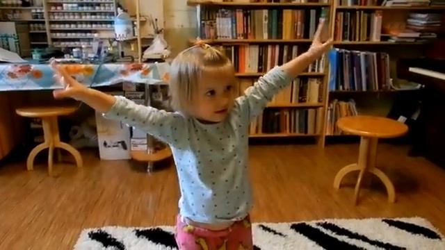 Лемешкина Марианна. 2 года 4 месяца. Упражнения для рук (фрагмент урока) смотреть онлайн