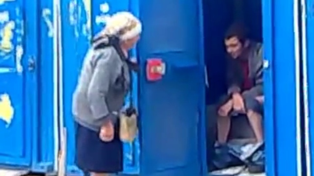Бабка выгоняет алкаша из туалета. Новости Жирновска - форум ЖИРАФ смотреть онлайн