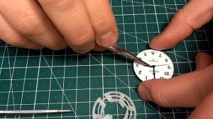 На часах Отпали стрелки.