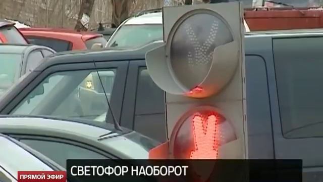 В Екатеринбурге светофор весь день провисел «вниз головой»