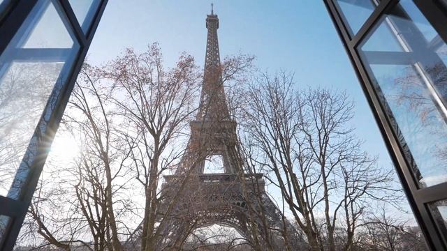 Visite privée d'un exceptionnel duplex de 300 m² face à la tour Eiffel смотреть онлайн