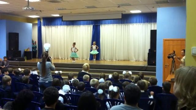 День гимназиста в 44ой школе. Анна и Полина на сцене. смотреть онлайн