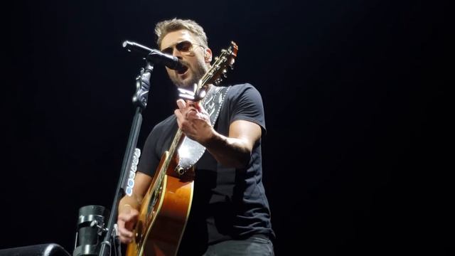 Eric Church - Danger Zone/Pretty Woman/Fortunate Son/9 to 5/Footloose/Staying Alive 3-23-19 Chicag смотреть онлайн