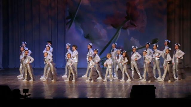 Образцовая эстрадная студия "Восторг" на 8 Марта - "Друг мой слон" смотреть онлайн