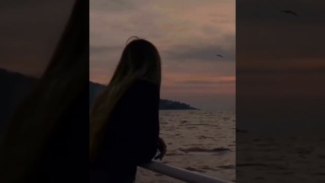 Воспоминания слишком давит плечи🖤