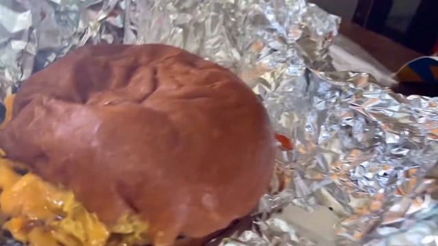 Фаст-фуд от самого популярного ютубера! Mr. Beast Burger. Обзор на еду в США #4.