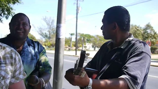 "Катюша" в исполнении кубинских уличных музыкантов смотреть онлайн