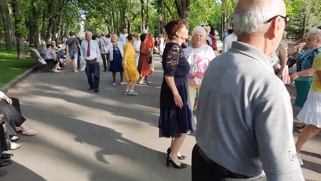 Ой засада,ой беда!!!Танцы в саду Шевченко,Харьков. смотреть онлайн
