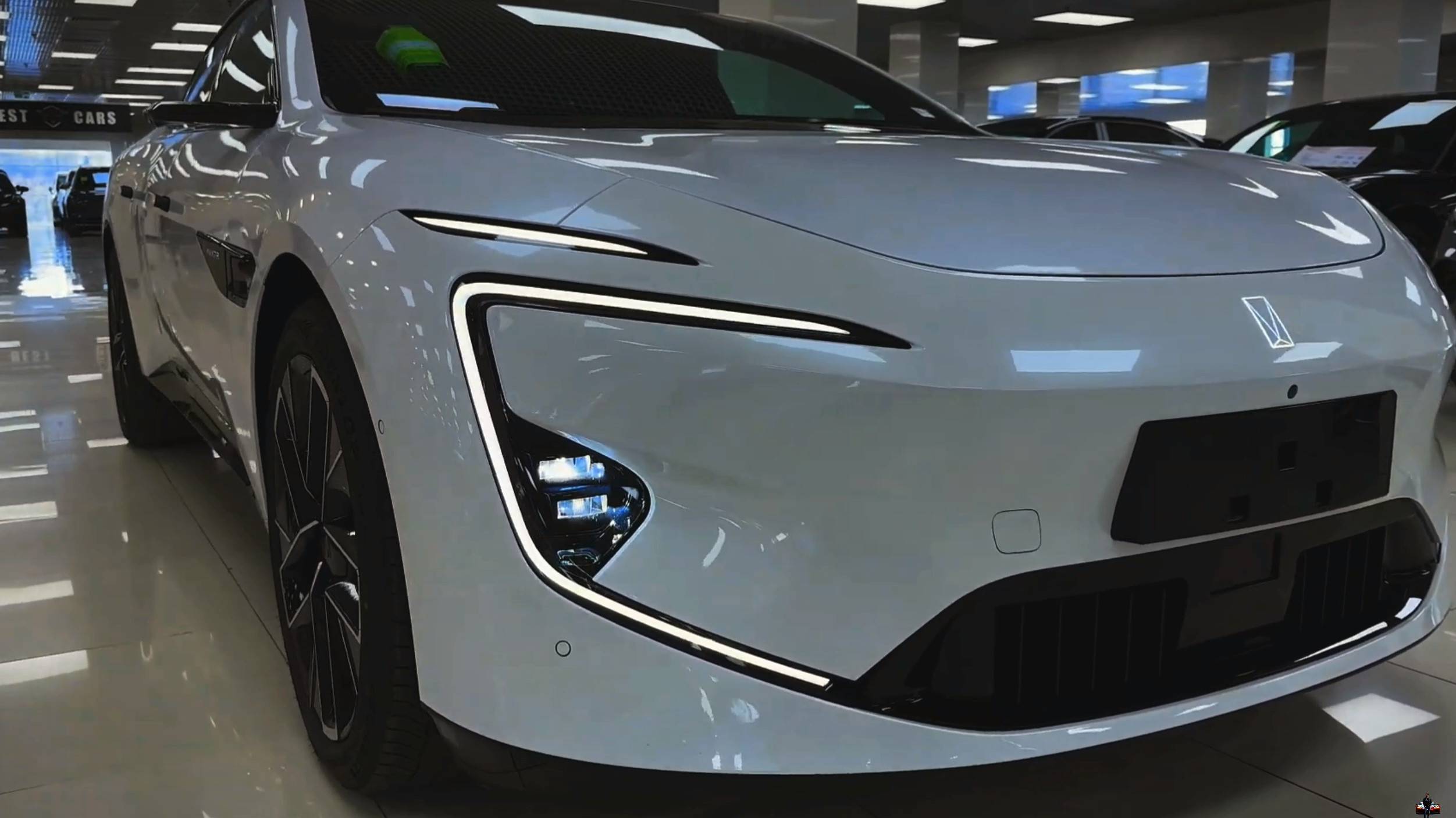 "AVATR 12": Очень технологичный и красивый электрокар в обзоре экстерьера и интерьера смотреть онлайн