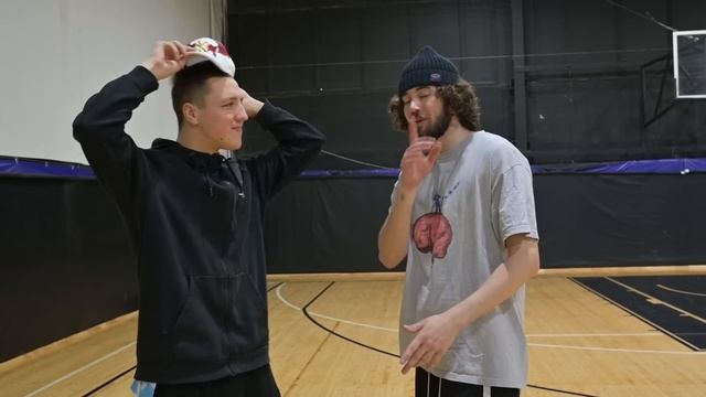 ПРОВЕРЯЕМ 10 БАСКЕТБОЛЬНЫХ ЛАЙФХАКОВ / Часть 1 смотреть онлайн