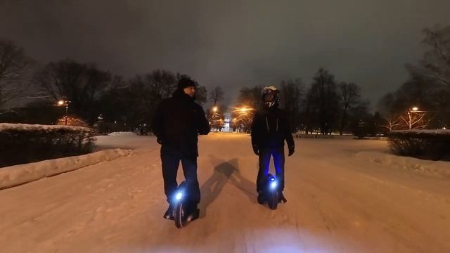 Сергей на MSuper X 100 вольт. Беседа про Моноколёса. Зимняя прогулка верхом на Моноколёсах смотреть онлайн