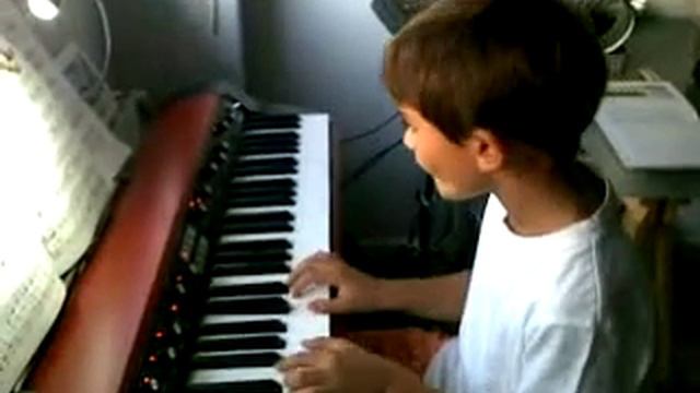 Lucas tocando al piano Puf la Comadreja смотреть онлайн