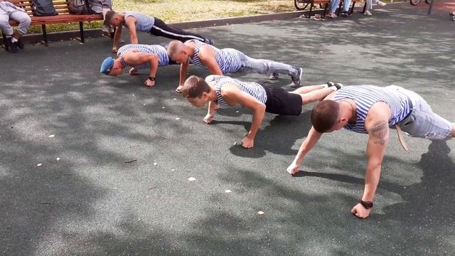 90 отжиманий на 90 -летие ВДВ! Пермь смотреть онлайн