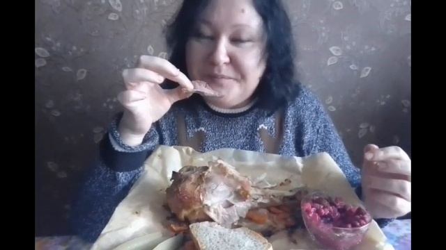 Мукбанг// Запеченная Нога Индюка с Овощами и Винегрет))
