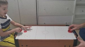Стоит ли покупать детский настольный аэрохоккей "Профессионал"? Настольная игра аэрохоккей детский.