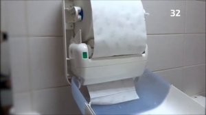 Как перезаправить диспенсер Tork для полотенец и сколько времени это занимает?