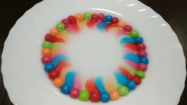 Эксперимент! Skittles и вода! Завораживает! смотреть онлайн