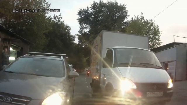 Очередной герой-учитель, которому не дают ездить по правилам смотреть онлайн