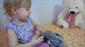 Меняем Лерочке серёжки. Лёгкий способ как открыть мед.серёжки-гвоздики.