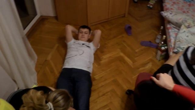 Серый качает пресс смотреть онлайн