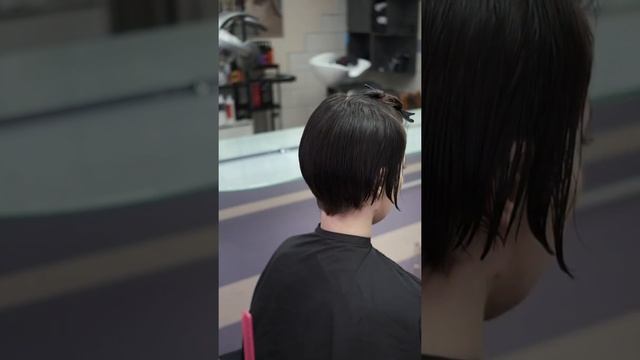 Стрижка БОБ, короткая вариация. Демонстрирует Роман Лазарев. смотреть онлайн