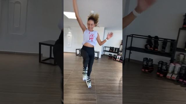 LA BACHATA - KANGOO JUMPS / Manuel Turizo смотреть онлайн