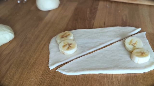 Наконец попробовала эту начинку и не жалею, детям понравились быстрые рогалики (банан и шоколад) смотреть онлайн