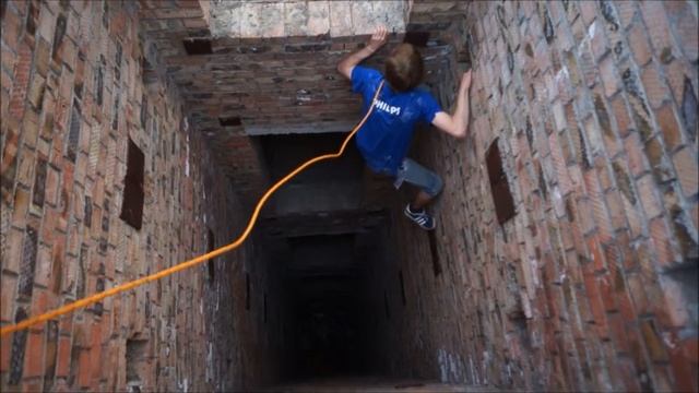 Ассасин лезет по лифтовой шахте