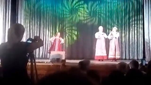Танцевальная композиция "Сапожки русские" от завода на Новый год! смотреть онлайн
