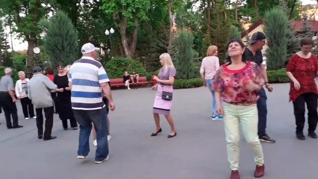 ЗАЖИГАЙ СУДЬБА ЗЕЛЁНЫЙ СВЕТ!?/ТАНЦЫ В ПАРКЕ ГОРЬКОГО ХАРЬКОВ МАЙ 2021 смотреть онлайн