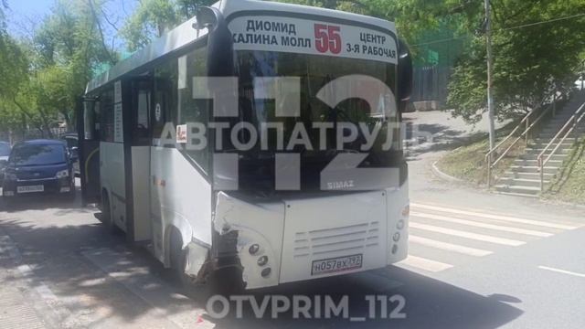 Во Владивостоке автобус с пассажирами протаранил три машины смотреть онлайн