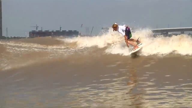 Surfing the Silver Dragon Tidal Bore, Qiatang River, China 2011 смотреть онлайн