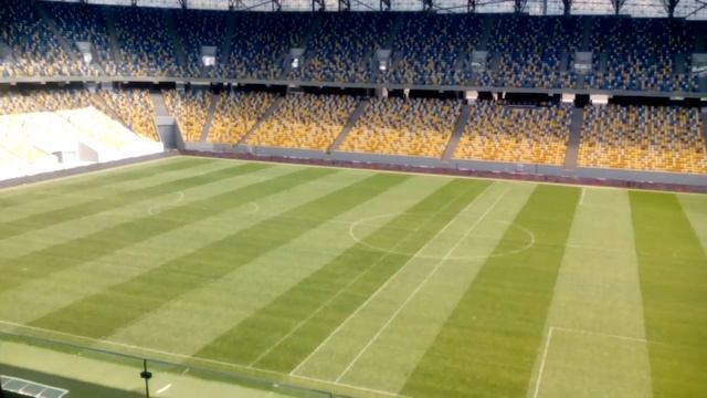 На арені львів зняли ворота і поливають поле смотреть онлайн