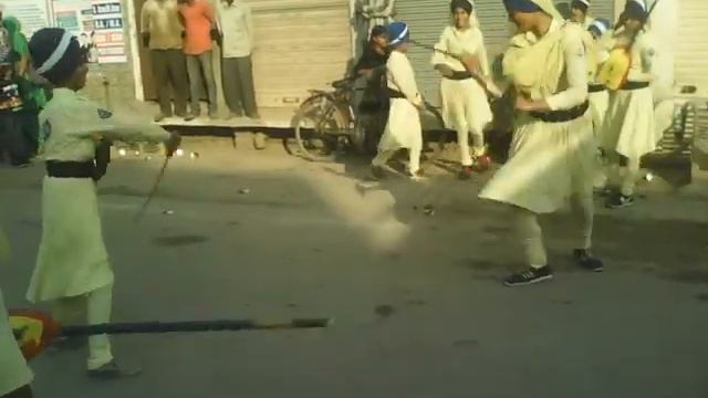 मुज़फ्फरनगर में गतका खेलती हुई लड़किया смотреть онлайн