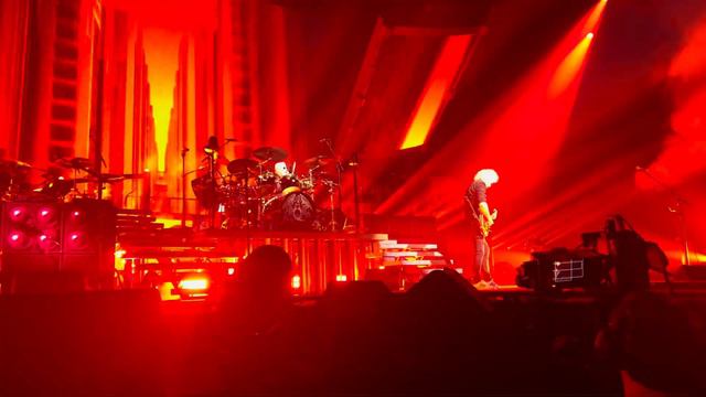 Queen & Adam Lambert- I’m in Love With my Car (Live in London) смотреть онлайн