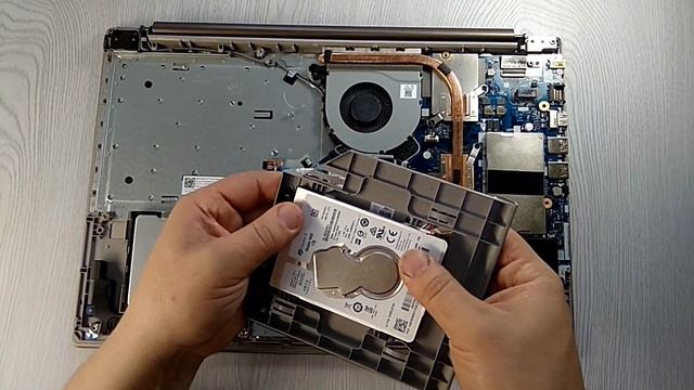 Ноутбук LENOVO ideapad 520 краткий обзор// установка жесткого диска смотреть онлайн