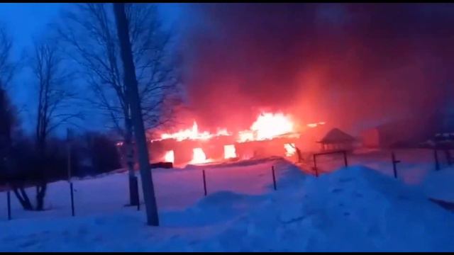 Сгорел клуб в д.Озёрки Таборинского района смотреть онлайн