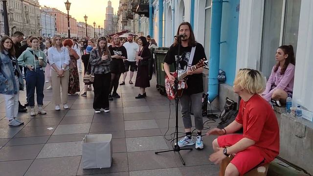 На набережной канала Грибоедова выступает уличный музыкант Глеб Васильев и Сева Серебряный на кахон смотреть онлайн