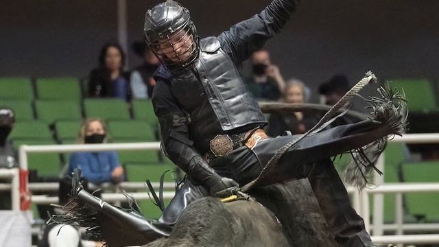 Bull rider takes on San Antonio Rodeo with unorthodox riding style смотреть онлайн