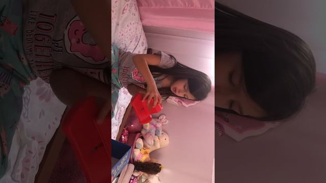 Fay playing Zingo (wordgame) смотреть онлайн