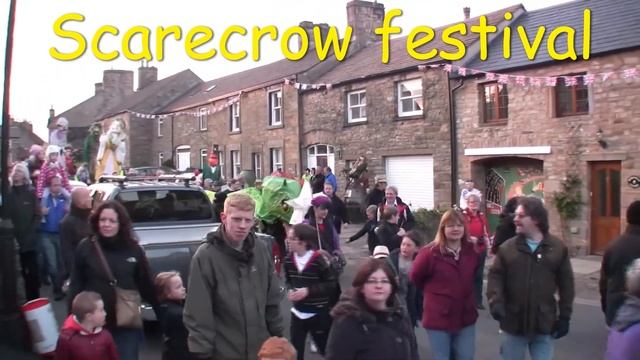 10 Crazy Festivals In England: Scarecrow, Fire, Egg Throwing, Cheese Rolling, Worm Charming.