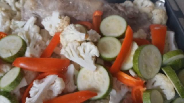 Свиные рёбра с овощами в духовке смотреть онлайн