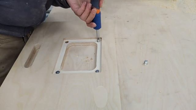 Простой стол для фрезера // Make a mini router table DIY смотреть онлайн