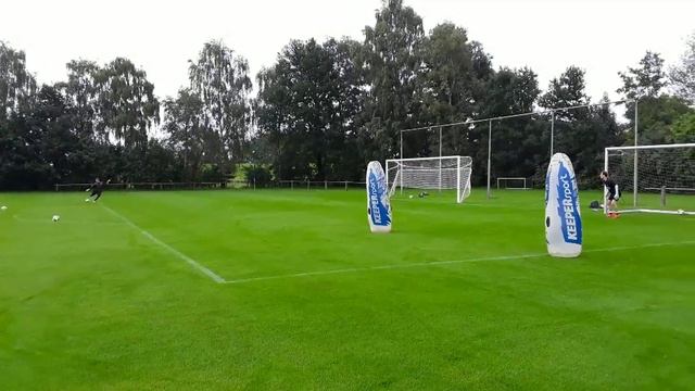 Go Ahead Eagles goalkeeper training with the Fillipi shield смотреть онлайн