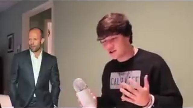 Парень пародирует голоса знаменитостей смотреть онлайн