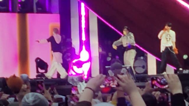 3RACHA (방찬, 창빈, 한) Perform Stray Kids Hit 