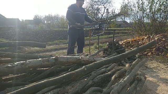 З дровами майже все, ріжу тонкі дрова#дрова#тепло#гиляки