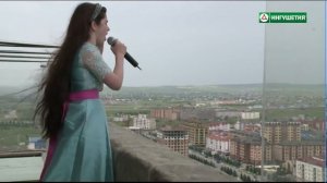 РАГДА ХАНИЕВА ПОЕТ КРАСИВУЮ ПЕCНЮ НА САМОЙ ВЫСОКОЙ БАШНЕ ИНГУШЕТИИ